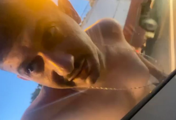 Trafik magandası araçlara zarar verip, küfürler savurdu