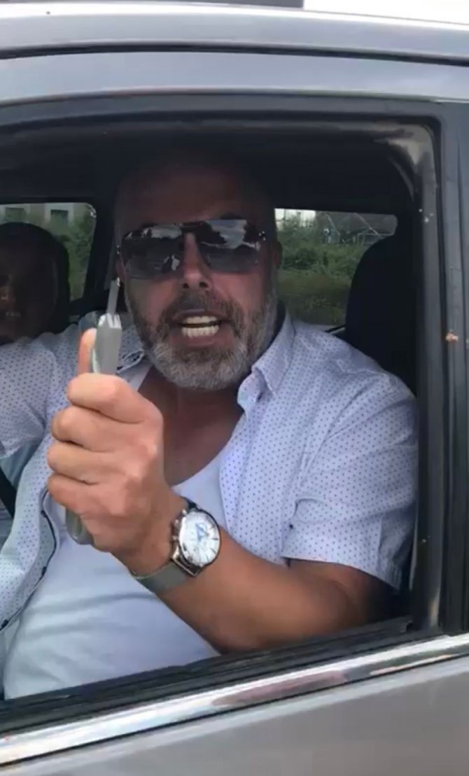 Trafikte tartıştığı 3 kişiyi falçatayla yaraladı