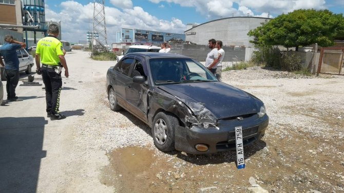 2 otomobilin çarptığı kaza kamerada