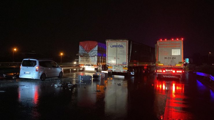 3 TIR, 1 otomobil çarpıştı: 1 ölü, 3 yaralı