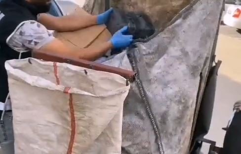 Atık kağıt toplama aracından kaçak sigara çıktı