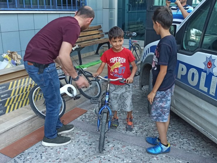 Baba ve 2 oğlu, çalınan bisikletlerine kavuştu