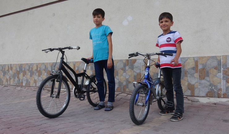 Baba ve 2 oğlu, çalınan bisikletlerine kavuştu