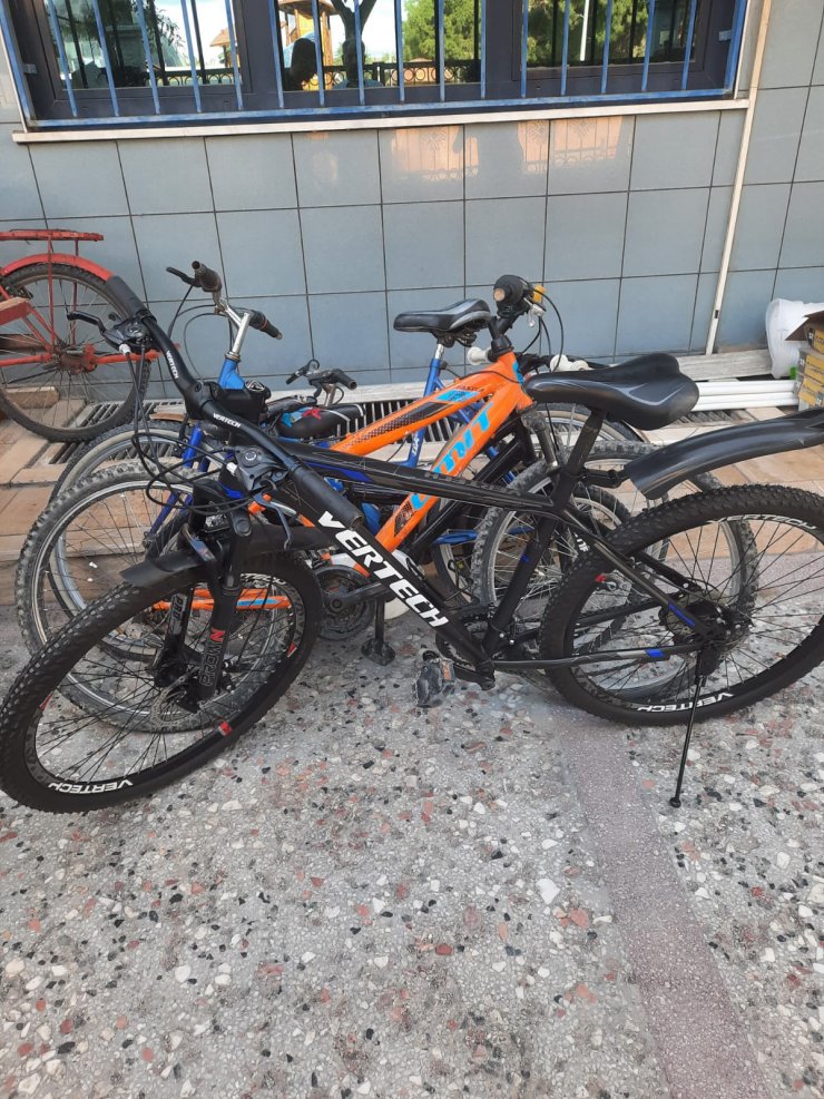 Baba ve 2 oğlu, çalınan bisikletlerine kavuştu 