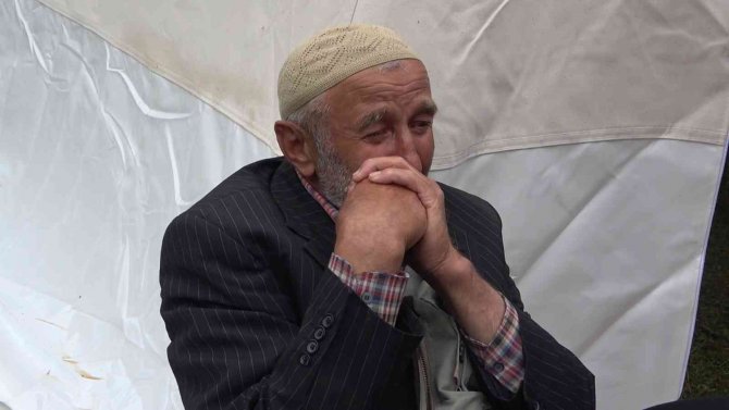 "Babasını hacca yolcu etmek için köye geldi"