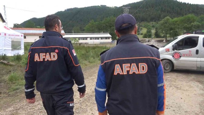 "Babasını hacca yolcu etmek için köye geldi"