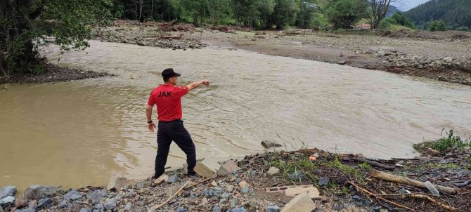 "Babasını hacca yolcu etmek için köye geldi"