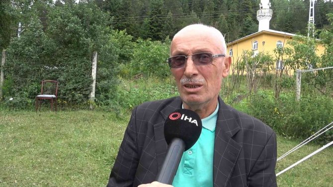 "Babasını hacca yolcu etmek için köye geldi"