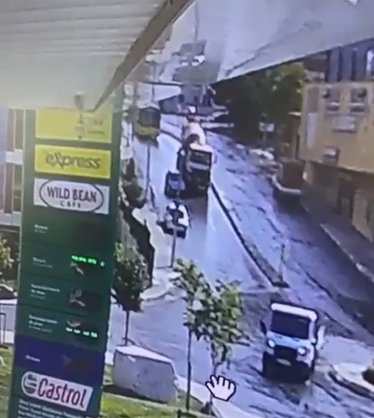 Beton mikseri ile çarpışan otomobil takla attı