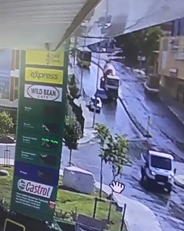 Beton mikseri ile çarpışan otomobil takla attı