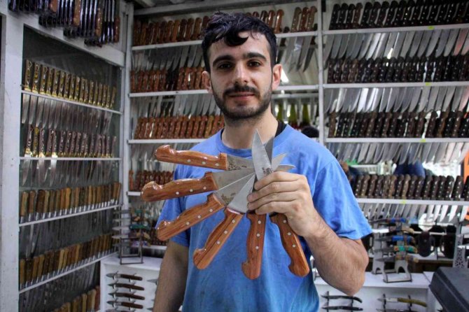 Bıçak ustaları siparişleri yetiştirebilmek için gece gündüz çalışıyor