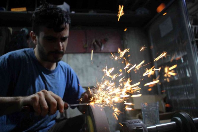 Bıçak ustaları siparişleri yetiştirebilmek için gece gündüz çalışıyor