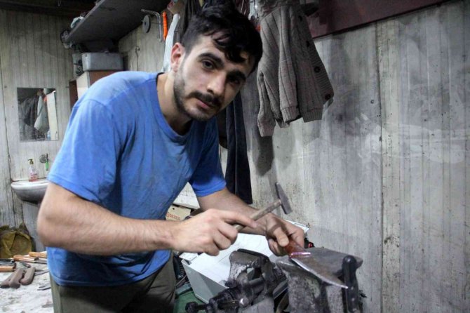 Bıçak ustaları siparişleri yetiştirebilmek için gece gündüz çalışıyor