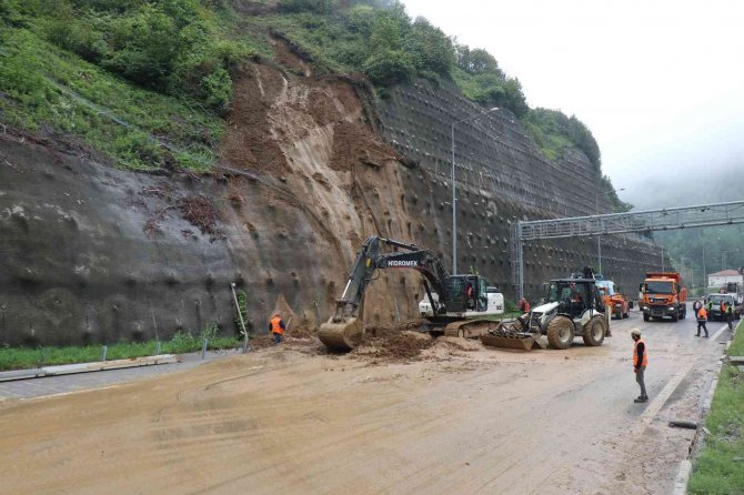 Bolu Dağı Tüneli İstanbul yönü 13 saat sonra ulaşıma açıldı