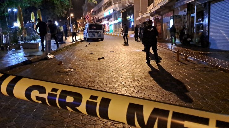 Büfe işletmecilerine silahlı saldırı: 2 yaralı