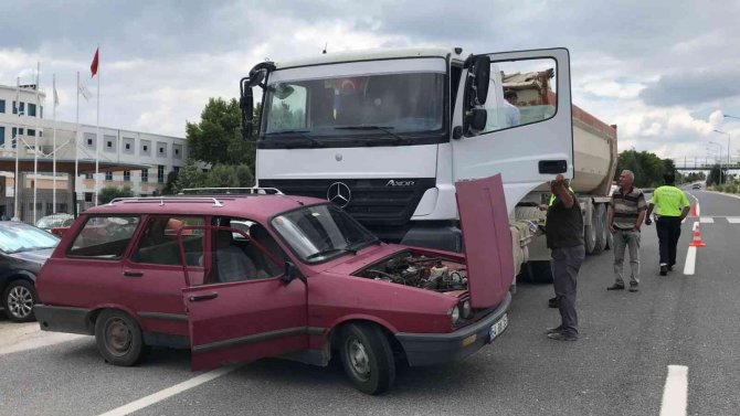 Çarptığı otomobili 5 metre sürükledi