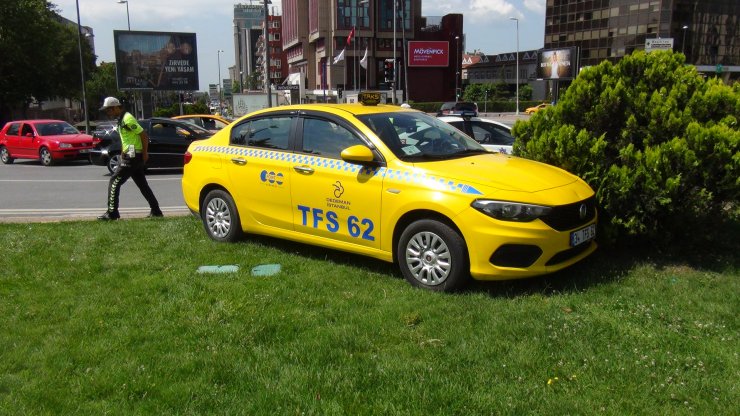 Direksiyonda kalp krizi geçiren taksiciden faciayı önleyen hamle