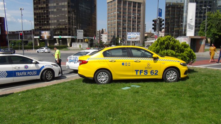 Direksiyonda kalp krizi geçiren taksiciden faciayı önleyen hamle