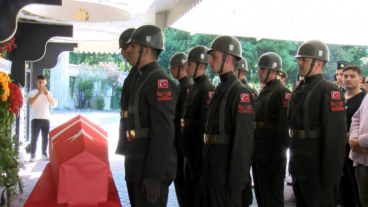 Direksiyonda kalp krizi geçiren taksiciden faciayı önleyen hamle