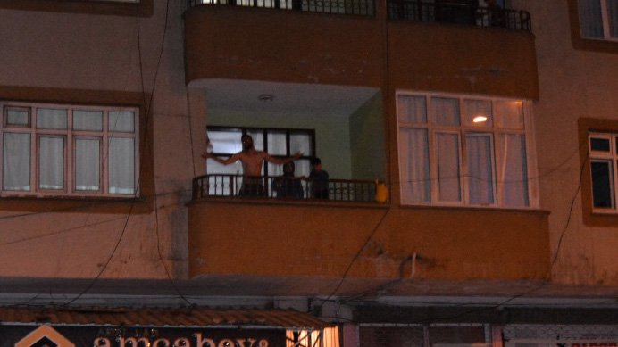 Eşini ve 2 çocuğunu tüfek ve bıçakla rehin aldı