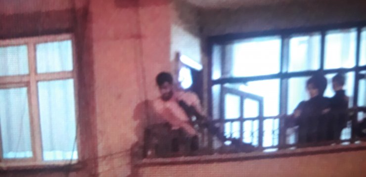 Eşini ve 2 çocuğunu tüfek ve bıçakla rehin aldı