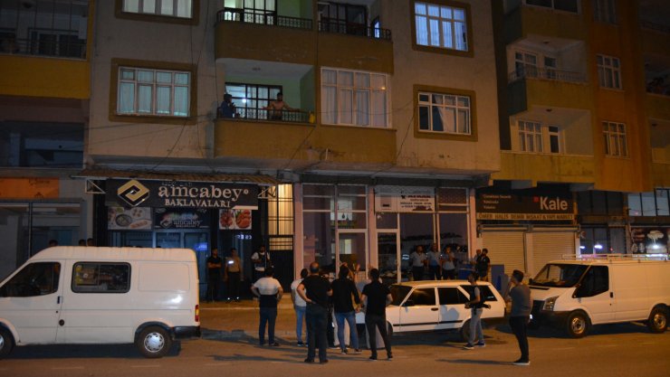 Eşini ve 2 çocuğunu tüfek ve bıçakla rehin aldı