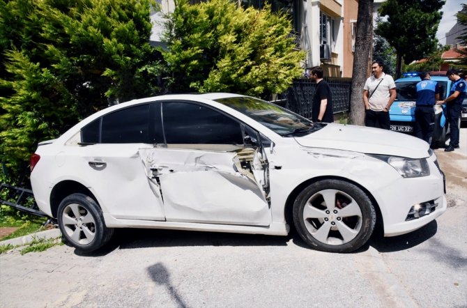 Park halindeyken hareket eden kamyonet, başka bir araca ve binaya çarptı