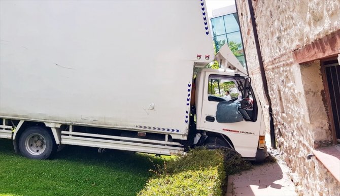 Park halindeyken hareket eden kamyonet, başka bir araca ve binaya çarptı