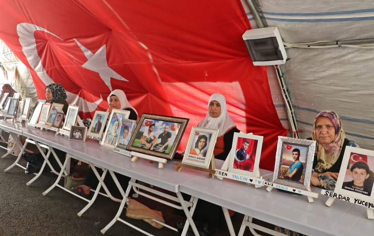 Evlat nöbetindeki anneden kızına: Kaç gel, teslim ol