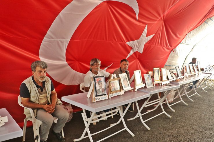 Evlat nöbetindeki anneden kızına: Kaç gel, teslim ol