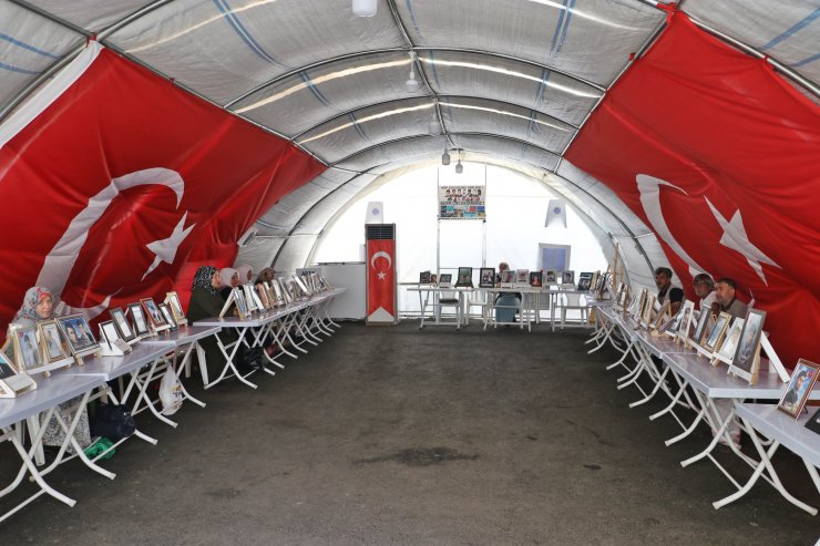 Evlat nöbetindeki anneden kızına: Kaç gel, teslim ol