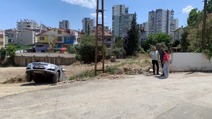 Geri manevra yaparken aracı şarampolde askıda kaldı