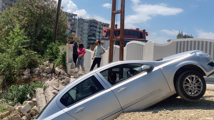 Geri manevra yaparken aracı şarampolde askıda kaldı