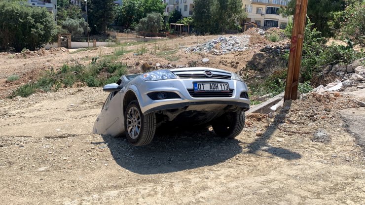 Geri manevra yaparken aracı şarampolde askıda kaldı