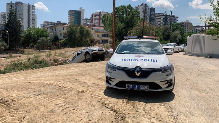 Geri manevra yaparken aracı şarampolde askıda kaldı