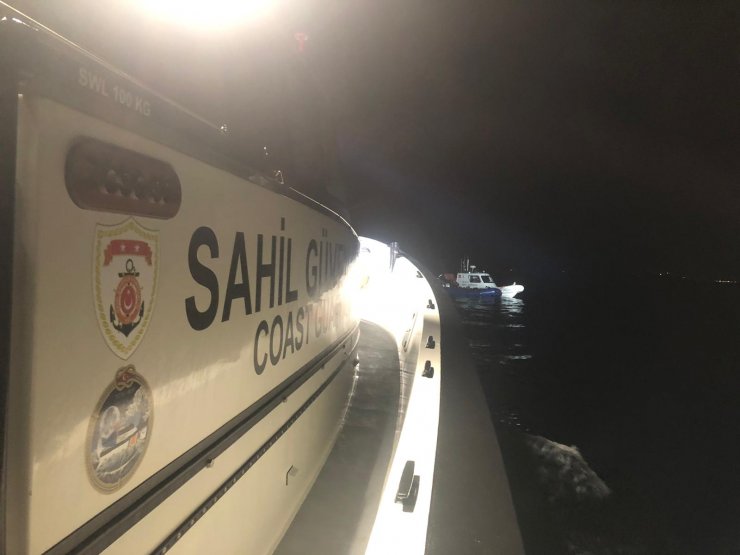 İzmir açıklarında Yunanistan'ın ittiği 154 kaçak göçmen kurtarıldı