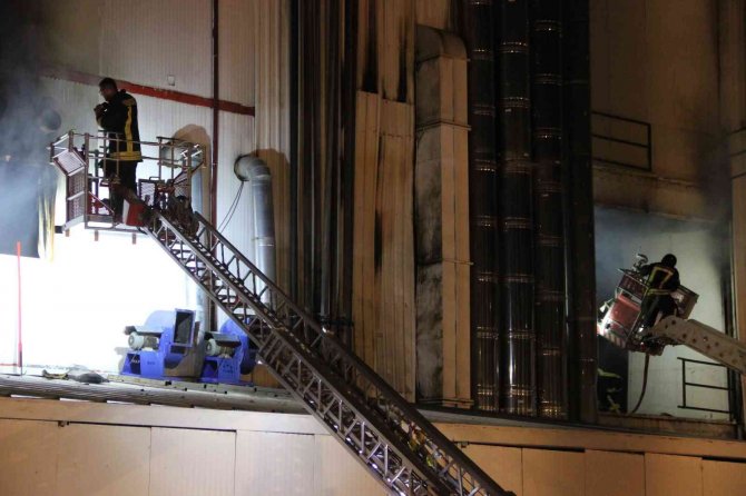 Karaman’da bisküvi fabrikasında yangın çıktı, 10 işçi dumandan etkilendi