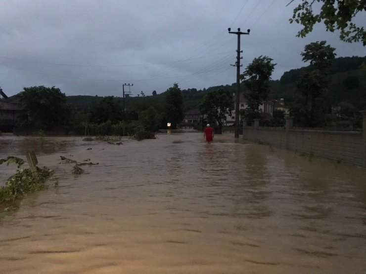 Kocaali ilçesinde dere taştı, ev ve iş yerlerini su bastı 