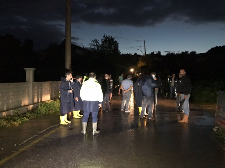 Kocaali ilçesinde dere taştı, ev ve iş yerlerini su bastı 