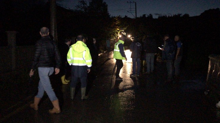 Kocaali ilçesinde dere taştı, ev ve iş yerlerini su bastı 