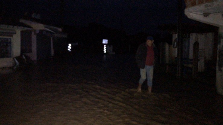 Kocaali ilçesinde dere taştı, ev ve iş yerlerini su bastı 