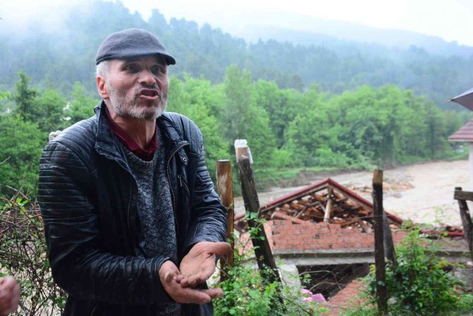 Nehrin taşmasıyla yıkılan evlerini yaşlı gözlerle işte böyle izlediler
