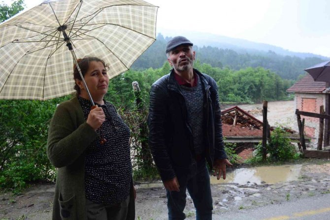 Nehrin taşmasıyla yıkılan evlerini yaşlı gözlerle işte böyle izlediler
