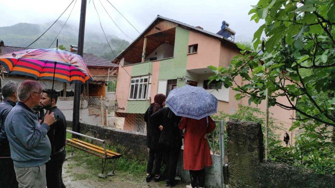 Nehrin taşmasıyla yıkılan evlerini yaşlı gözlerle işte böyle izlediler