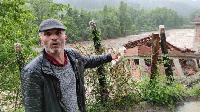 Nehrin taşmasıyla yıkılan evlerini yaşlı gözlerle işte böyle izlediler