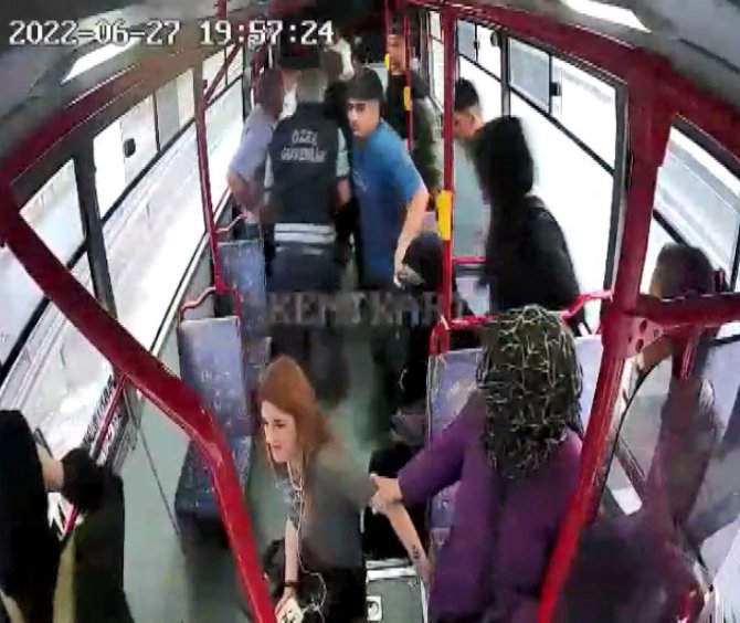Otomobille çarpışan otobüsteki yolcuların panik anları kamerada