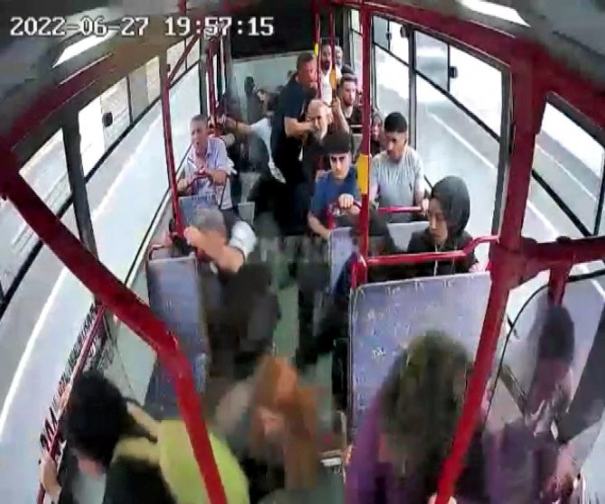Otomobille çarpışan otobüsteki yolcuların panik anları kamerada