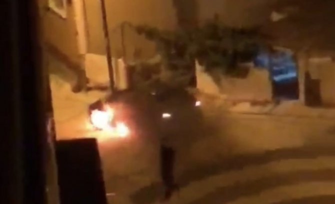 Park halindeki otomobil alev alev yandı