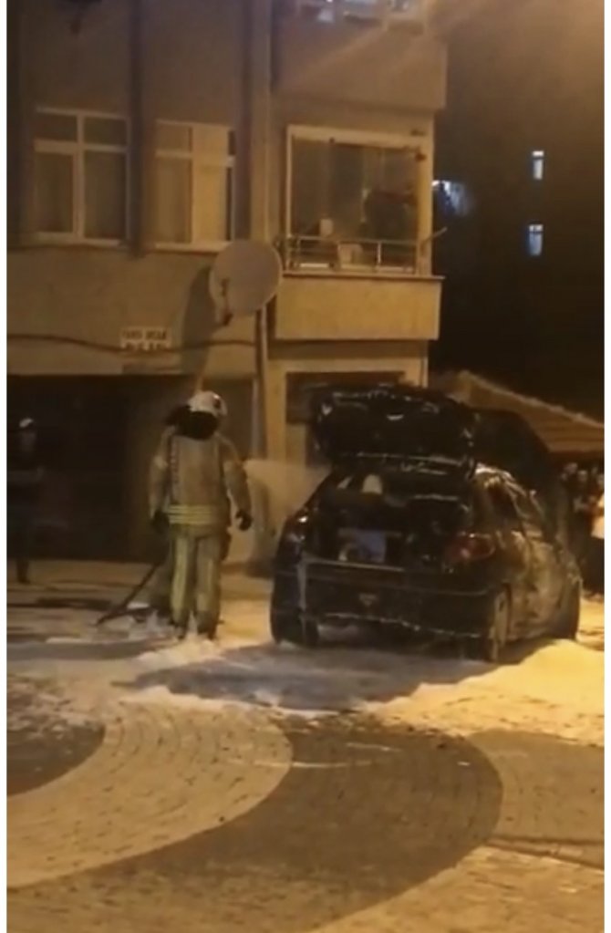 Park halindeki otomobil alev alev yandı