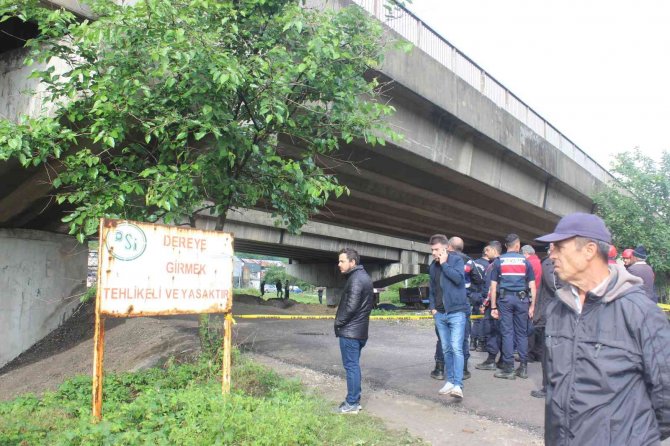 Sel sularına kapılan iş makinesi operatörünü bulmak için çalışma başlatıldı